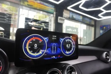 벤츠 C 클래스 C63AMG 세단  해외 직구 모니터 교체 터치로 카플레이 안드로이드오토 사용 안드로이드 올인원 설치