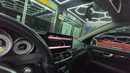 우리 동네는 고수가 작업한다 1인 시공 캡틴홍 벤츠 C 클래스 W204 해외 직구 모니터 오작동 주행 중 잡소리 문제 탈거 8.8인치 올인원 설치 중 연기 불량 기존 제품 재작업 도전