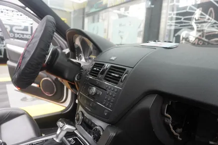 [벤츠안드로이드모니터시공전문 캡틴홍] 벤츠 C클래스 C63AMG W204 전기형 상단 고정형 9인치 안드로이드모니터 내비게이션 후방카메라 시공