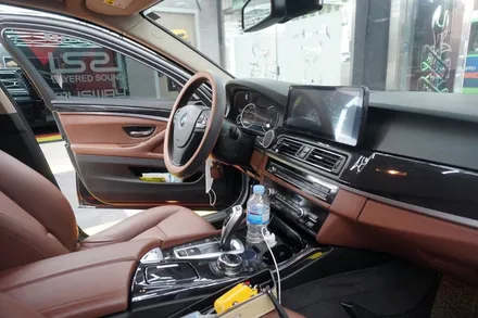 BMW F10 5시리즈 NBT 옵션 센터스피커 그릴망 교체 12.3인치 안드로이드모니터 올인원 내비게이션 시공