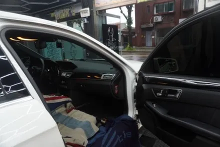 벤츠E클래스 W212 지니내비게이션 모니터 블랙아웃 문제 탈거후 후방카메라도 교체 국산 12.3인치 NV700 네트워크전자 벤츠 선물 세트 시공