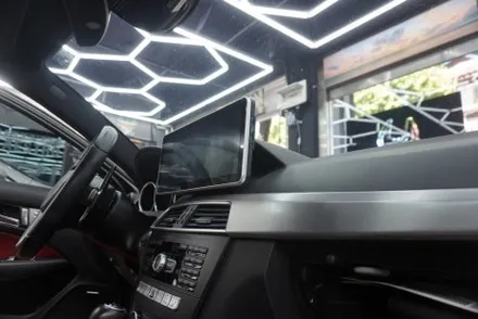 벤츠 C63AMG 쿠페 W204 후기형 국산 모니터 M2C 탈거 알리익스프레스 해외 직구 8.8인치 모니터 교체 설치 우리 동네는 고수가 작업한다
