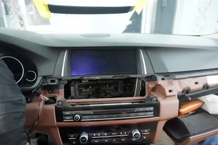 BMW F10 5시리즈 NBT 옵션 센터스피커 그릴망 교체 12.3인치 안드로이드모니터 올인원 내비게이션 시공