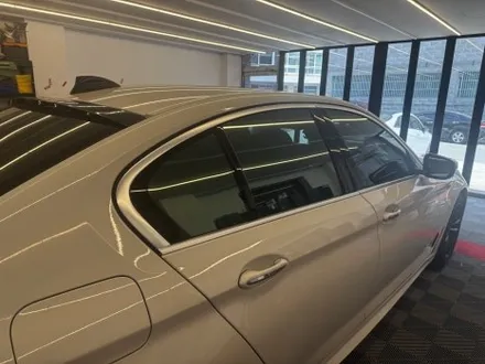 송파 BMW 랩핑 5시리즈 윈도우테두리, 손잡이 부분 크롬죽이기 시공 / 경기 성남