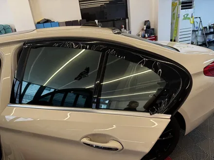 송파 BMW 랩핑 5시리즈 윈도우테두리, 손잡이 부분 크롬죽이기 시공 / 경기 성남