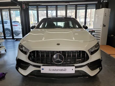 벤츠 W177 신형 A45 AMG 2열 후석 송풍구 설치. 신차에 필수, 프리미엄 PPF 보호 필름.
