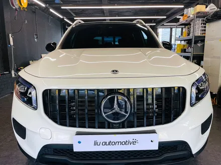 벤츠 GLB200d 45AMG 타입 디퓨저 세트. AMG 리어 디퓨저로 완성되는 뒷모습.