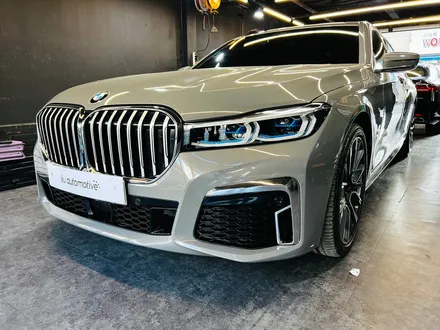 BMW G12 7시리즈 익스테리어 바디 패키지. 블랙 그릴 + 사이드미러 + 카본 스포일러.