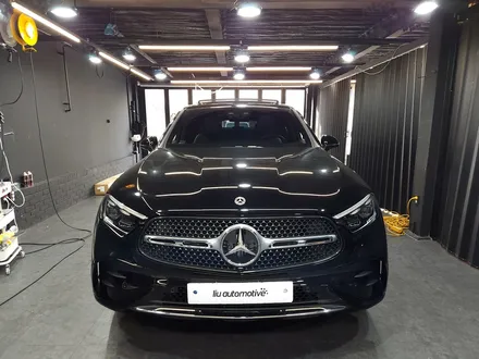 벤츠 2024 GLC 송풍구 + 대시보드 + 도어라인 엠비언트 옵션 패키지.
