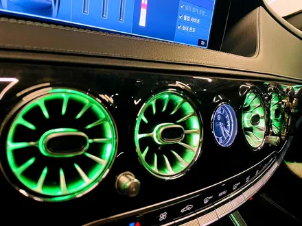 벤츠 W222 S클래스 S350d 송풍구 트위터 엠비언트 세트. 두 가지 엠비언트로 실내 인테리어 연출하기.