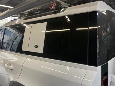 랜드로버 디펜더 파츠 패키지 (캐리어 + 사다리 + 스노클). 오프로더의 특권.