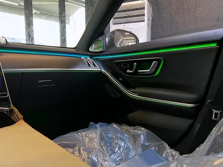 벤츠 W223 S클래스 액티브엠비언트 + 순정 부메스터 4D. 화려한 퍼포먼스, 액티브엠비언트.