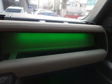 랜드로버 디펜더 사이드스텝 + 타이어커버 + 실내 엠비언트 옵션.