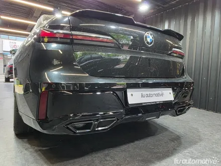 BMW G70 7시리즈 M범퍼 교체 760 버전.