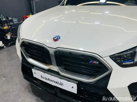 BMW U10 X2 50주년 정품 엠블럼 교체.