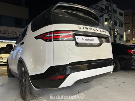 랜드로버 디스커버리5 전기형에서 후기형으로 바디킷 교체 하였습니다.