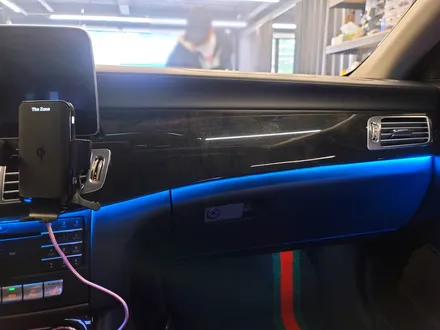 벤츠 W218 CLS 리츠 스마트 엠비언트. CLS에 어울리는 감각적인 분위기.