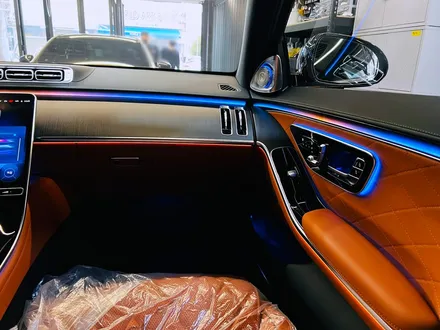 벤츠 W223 S클래스 액티브엠비언트 + 순정 부메스터 4D. 화려한 퍼포먼스, 액티브엠비언트.