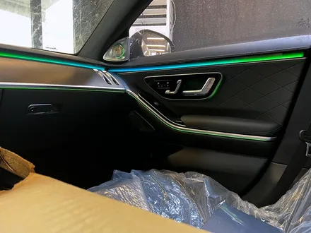 벤츠 W223 S클래스 액티브엠비언트 + 순정 부메스터 4D. 화려한 퍼포먼스, 액티브엠비언트.