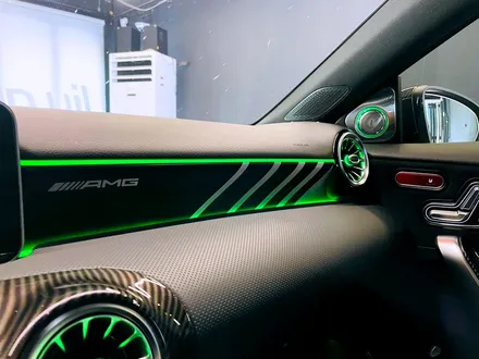 벤츠 A45 AMG 루프스킨 + 인테리어 튜닝 패키지. 부메스터 + AMG 핸들 + AMG 대쉬보드 패널 + 후석 송풍구.