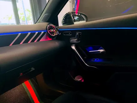 벤츠 W177 A45 AMG 순정 엠비언트 확장 작업. 순정으로 정확하게.