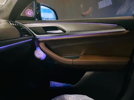BMW G02 X4 엠비언트 연동 스피커 세트. BMW 실내 엠비언트와 스피커 추천.
