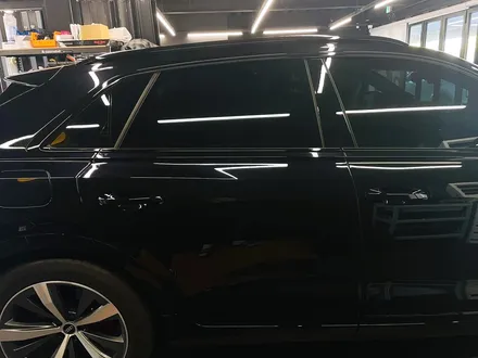 아우디 Q8 50TDI 블랙팩 + 실내 카본트림 교체. 인테리어와 익스테리어 모두 시크하게.