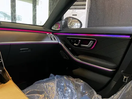 벤츠 W223 S클래스 액티브엠비언트 + 순정 부메스터 4D. 화려한 퍼포먼스, 액티브엠비언트.