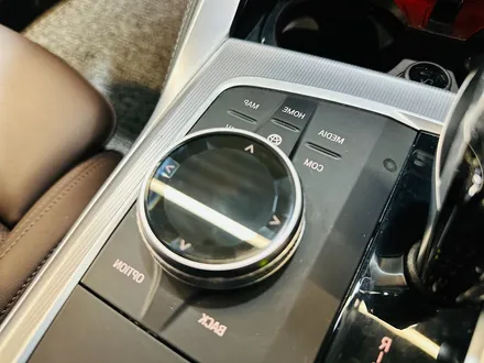 BMW G22 4시리즈 크리스탈 기어봉 교체 시공 작업.