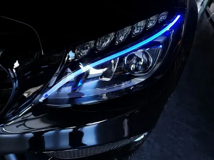 벤츠 W205 C클래스 블루 헤드라이트. 감각적인 환영의 인사.
