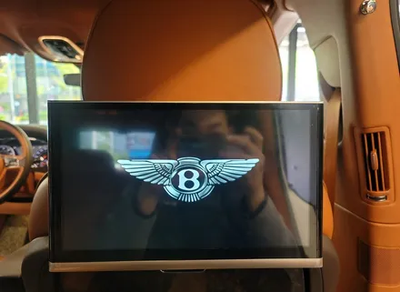 벤틀리 벤테이가 후석 리어 모니터. 장시간 운전을 위한 후석 모니터 설치 시공.