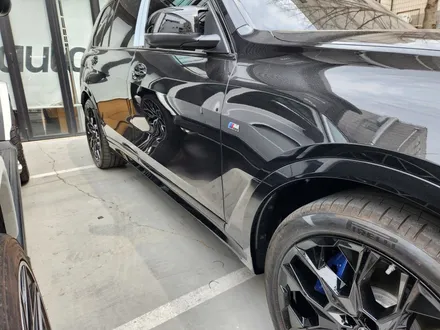 BMW X7 M60 버전 사이드스커트 교체 블랙팩.