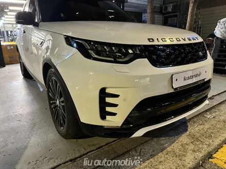 랜드로버 디스커버리5 전기형에서 후기형으로 바디킷 교체 하였습니다.