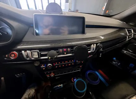 BMW F15 X5 실내 인테리어 카본트림 세트. 간단한 장착에 확실한 변화.