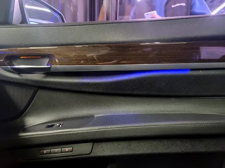 BMW F02 7시리즈 리츠 스마트 엠비언트. 모두가 탐내는 차에도 필수, 엠비언트.