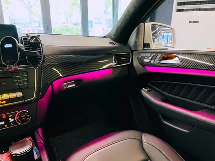 벤츠 W166 GLE350 리츠 스마트 엠비언트. GLE 인테리어에 어울리는 감각적인 분위기.
