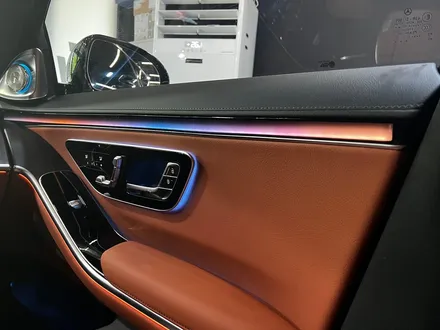 벤츠 W223 S클래스 순정 4D 부메스터 + 액티브 엠비언트 옵션 패키지.