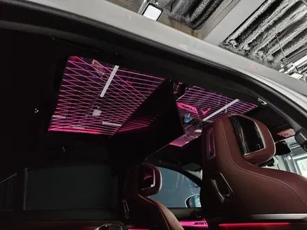 BMW i7 스카이라운지 파노라마 선루프 엠비언트 G70 7시리즈.