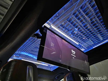 BMW G70 7시리즈 스카이라운지 선루프 + 엠비언트 스피커 확장.