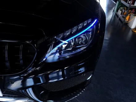 벤츠 W205 C클래스 블루 헤드라이트. 감각적인 환영의 인사.