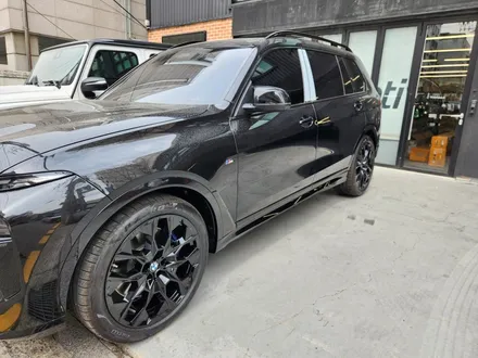 BMW X7 M60 버전 사이드스커트 교체 블랙팩.
