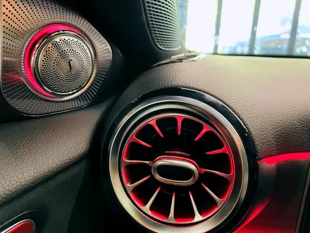 벤츠 A45 AMG 루프스킨 + 인테리어 튜닝 패키지. 부메스터 + AMG 핸들 + AMG 대쉬보드 패널 + 후석 송풍구.