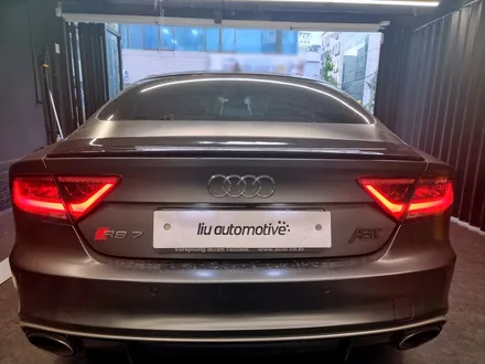 아우디 A7 RS7 리어 카본 스포일러. 카본으로 견고한 스포일러 장착.