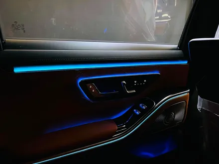 벤츠 W223 S클래스 액티브엠비언트 + 순정 부메스터 4D. 화려한 퍼포먼스, 액티브엠비언트.
