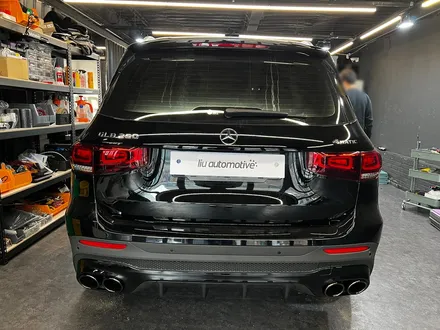 벤츠 GLB AMG 디퓨저 세트. AMG 리어 디퓨저로 완성되는 뒷모습.