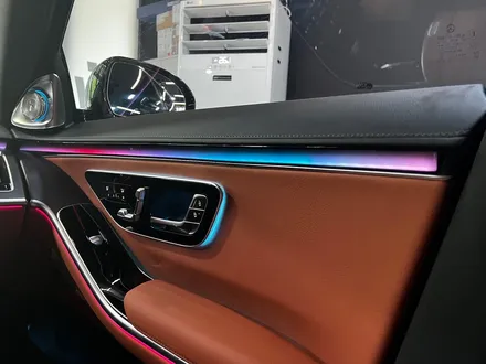 벤츠 W223 S클래스 순정 4D 부메스터 + 액티브 엠비언트 옵션 패키지.