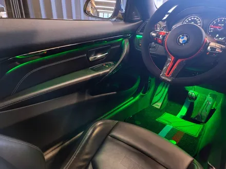 BMW M4 리츠 스마트 엠비언트. 엠비언트가 불어넣는 생기.