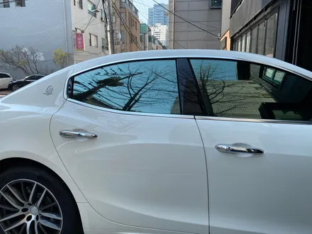 마세라티 기블리 카본 패키지 (인테리어트림+미러+손잡이+스포일러). 카본으로 인테리어부터 익스테리어까지.