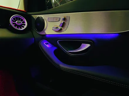 벤츠 C클래스 C220d 실내 엠비언트 풀세트. 리츠 스마트 엠비언트와 터빈 송풍구로 드레스업.