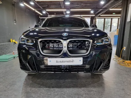 BMW iX3 그릴 교체 + 선쉐이드 시공 설치.